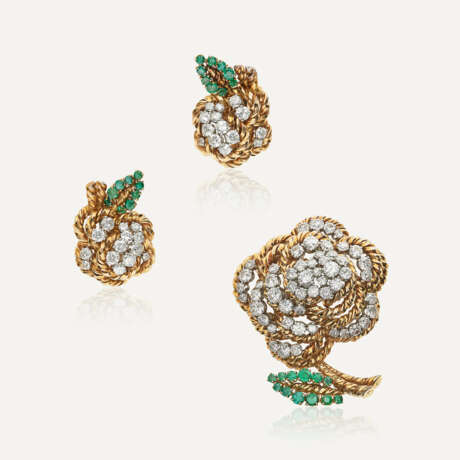 VAN CLEEF & ARPELS ENSEMBLE BROCHE ET BOUCLES D’OREILLES ÉMERAUDES ET DIAMANTS - Foto 1