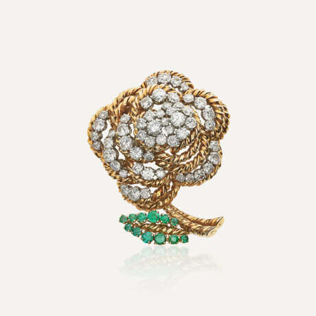 VAN CLEEF & ARPELS ENSEMBLE BROCHE ET BOUCLES D’OREILLES ÉMERAUDES ET DIAMANTS - Foto 2