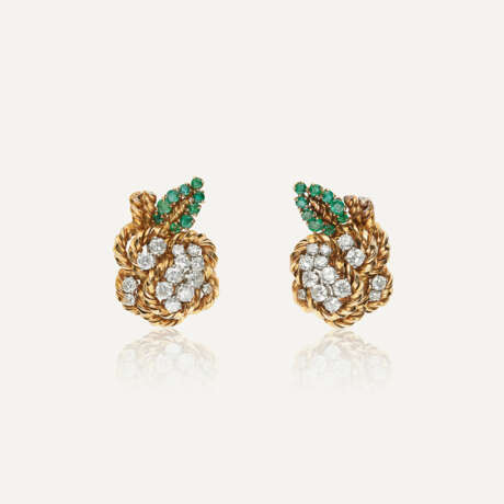 VAN CLEEF & ARPELS ENSEMBLE BROCHE ET BOUCLES D’OREILLES ÉMERAUDES ET DIAMANTS - Foto 4