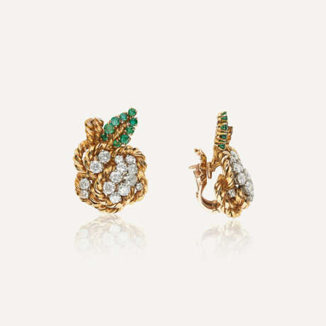 VAN CLEEF & ARPELS ENSEMBLE BROCHE ET BOUCLES D’OREILLES ÉMERAUDES ET DIAMANTS - Foto 5