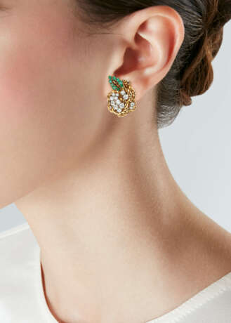 VAN CLEEF & ARPELS ENSEMBLE BROCHE ET BOUCLES D’OREILLES ÉMERAUDES ET DIAMANTS - Foto 8