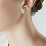 VAN CLEEF & ARPELS ENSEMBLE BROCHE ET BOUCLES D’OREILLES ÉMERAUDES ET DIAMANTS - Foto 8