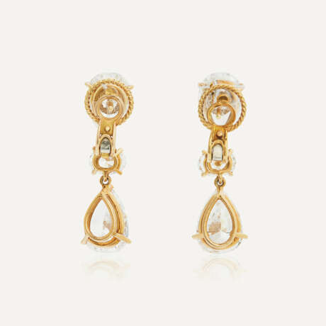 PAIRE DE BOUCLES D'OREILLES DIAMANTS DE 3.03 CARATS, 3.02 CARATS, 2.50 CARATS ET 2.40 CARATS ET DIAMANTS - фото 3