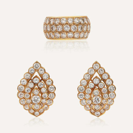 VAN CLEEF & ARPELS ENSEMBLE COMPRENANT BOUCLES D’OREILLES ET BAGUE DIAMANTS - Foto 1