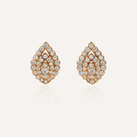 VAN CLEEF & ARPELS ENSEMBLE COMPRENANT BOUCLES D’OREILLES ET BAGUE DIAMANTS - фото 2