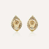 VAN CLEEF & ARPELS ENSEMBLE COMPRENANT BOUCLES D’OREILLES ET BAGUE DIAMANTS - photo 4