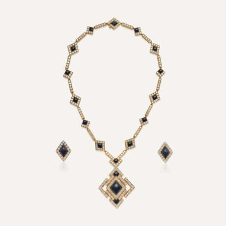 VAN CLEEF & ARPELS ENSEMBLE COMPRENANT UN COLLIER AVEC PENDENTIF TRANSFORMABLE EN BROCHE ET UNE PAIRE DE BOUCLES D'OREILLES ONYX ET DIAMANTS - фото 1