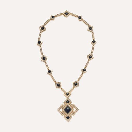 VAN CLEEF & ARPELS ENSEMBLE COMPRENANT UN COLLIER AVEC PENDENTIF TRANSFORMABLE EN BROCHE ET UNE PAIRE DE BOUCLES D'OREILLES ONYX ET DIAMANTS - фото 2