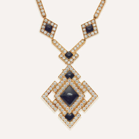 VAN CLEEF & ARPELS ENSEMBLE COMPRENANT UN COLLIER AVEC PENDENTIF TRANSFORMABLE EN BROCHE ET UNE PAIRE DE BOUCLES D'OREILLES ONYX ET DIAMANTS - photo 4