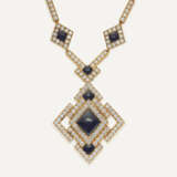 VAN CLEEF & ARPELS ENSEMBLE COMPRENANT UN COLLIER AVEC PENDENTIF TRANSFORMABLE EN BROCHE ET UNE PAIRE DE BOUCLES D'OREILLES ONYX ET DIAMANTS - Foto 4