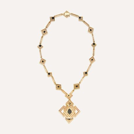 VAN CLEEF & ARPELS ENSEMBLE COMPRENANT UN COLLIER AVEC PENDENTIF TRANSFORMABLE EN BROCHE ET UNE PAIRE DE BOUCLES D'OREILLES ONYX ET DIAMANTS - фото 5