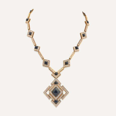 VAN CLEEF & ARPELS ENSEMBLE COMPRENANT UN COLLIER AVEC PENDENTIF TRANSFORMABLE EN BROCHE ET UNE PAIRE DE BOUCLES D'OREILLES ONYX ET DIAMANTS - фото 6