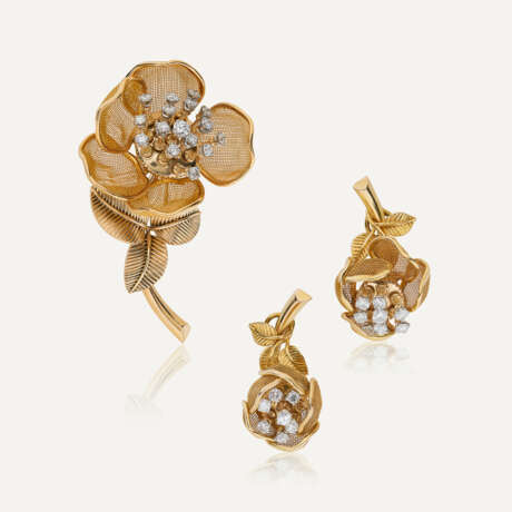 ENSEMBLE 'FLEURS' COMPRENANT UNE BROCHE ET UNE PAIRE DE BOUCLES D'OREILLES EN TREMBLEUSE DIAMANTS - фото 1