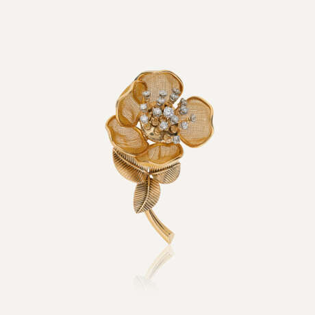 ENSEMBLE 'FLEURS' COMPRENANT UNE BROCHE ET UNE PAIRE DE BOUCLES D'OREILLES EN TREMBLEUSE DIAMANTS - Foto 2