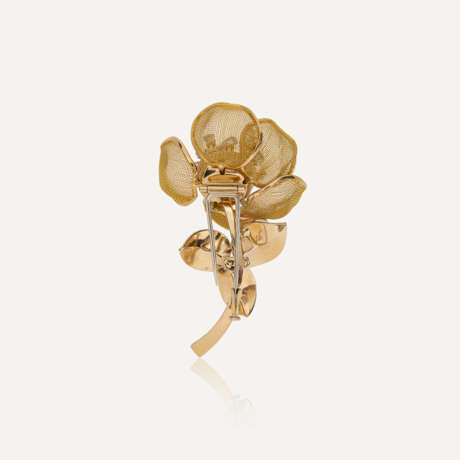 ENSEMBLE 'FLEURS' COMPRENANT UNE BROCHE ET UNE PAIRE DE BOUCLES D'OREILLES EN TREMBLEUSE DIAMANTS - фото 3