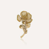 ENSEMBLE 'FLEURS' COMPRENANT UNE BROCHE ET UNE PAIRE DE BOUCLES D'OREILLES EN TREMBLEUSE DIAMANTS - photo 3