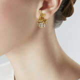 ENSEMBLE 'FLEURS' COMPRENANT UNE BROCHE ET UNE PAIRE DE BOUCLES D'OREILLES EN TREMBLEUSE DIAMANTS - Foto 8