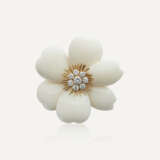 VAN CLEEF & ARPELS ENSEMBLE “ROSE DE NOËL” BROCHE ET BOUCLES D’OREILLES CORAIL BLANC ET DIAMANTS - photo 2