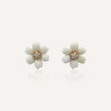 VAN CLEEF & ARPELS ENSEMBLE “ROSE DE NOËL” BROCHE ET BOUCLES D’OREILLES CORAIL BLANC ET DIAMANTS - photo 5