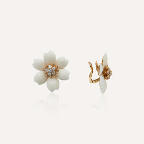 VAN CLEEF & ARPELS ENSEMBLE “ROSE DE NOËL” BROCHE ET BOUCLES D’OREILLES CORAIL BLANC ET DIAMANTS - photo 6