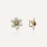 VAN CLEEF & ARPELS ENSEMBLE “ROSE DE NOËL” BROCHE ET BOUCLES D’OREILLES CORAIL BLANC ET DIAMANTS - Foto 6