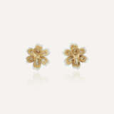 VAN CLEEF & ARPELS ENSEMBLE “ROSE DE NOËL” BROCHE ET BOUCLES D’OREILLES CORAIL BLANC ET DIAMANTS - photo 7