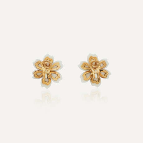 VAN CLEEF & ARPELS ENSEMBLE “ROSE DE NOËL” BROCHE ET BOUCLES D’OREILLES CORAIL BLANC ET DIAMANTS - Foto 7