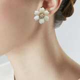 VAN CLEEF & ARPELS ENSEMBLE “ROSE DE NOËL” BROCHE ET BOUCLES D’OREILLES CORAIL BLANC ET DIAMANTS - Foto 9