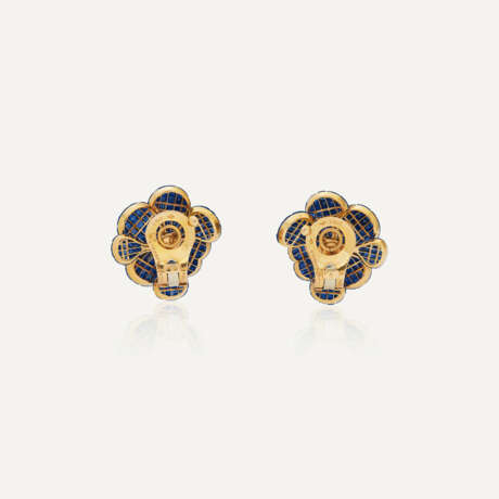 VAN CLEEF & ARPELS BOUCLES D'OREILLES EN SERTI MYSTÉRIEUX 'PAVOT' SAPHIRS ET DIAMANTS - фото 4