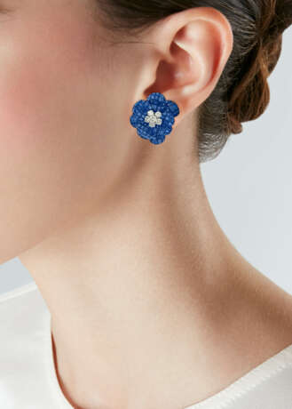 VAN CLEEF & ARPELS BOUCLES D'OREILLES EN SERTI MYSTÉRIEUX 'PAVOT' SAPHIRS ET DIAMANTS - Foto 5