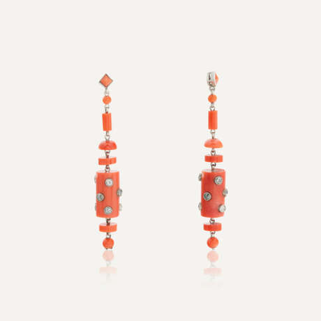 ATTRIBUÉES À CARTIER BOUCLES D’OREILLES ART DÉCO CORAIL ET DIAMANTS - photo 2