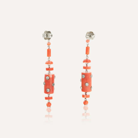 ATTRIBUÉES À CARTIER BOUCLES D’OREILLES ART DÉCO CORAIL ET DIAMANTS - photo 3