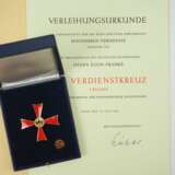 Nachlass Egon Franke: Bundesverdienstorden: Verdienstkreuz, 1. Klasse, im Etui mit Urkunde für den Abgeordneten des Deutschen Bundestages. - фото 1