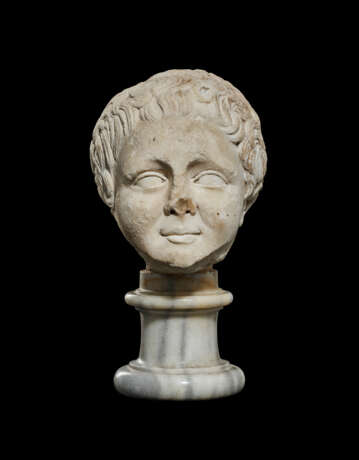 A ROMAN MARBLE HEAD OF A CHILD - Foto 1