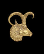 Иран. AN ACHAEMENID GOLD APPLIQUE OF AN IBEX HEAD