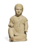 Civilisation étrusque. AN ETRUSCAN TERRACOTTA SEATED GIRL