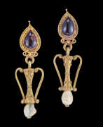 Ohrschmuck. A PAIR OF GREEK GOLD GARNET AND SHELL EARRINGS