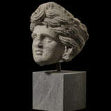 AN ETRUSCAN NENFRO FEMALE HEAD - Foto 1