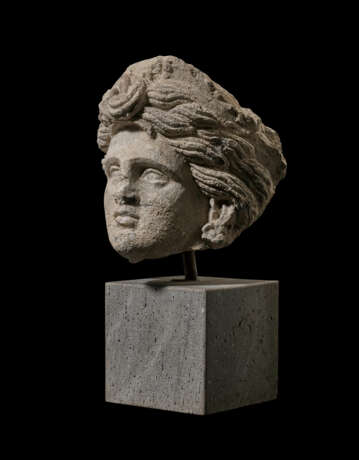 AN ETRUSCAN NENFRO FEMALE HEAD - Foto 1