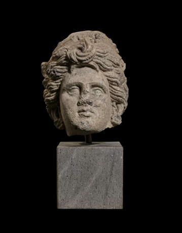 AN ETRUSCAN NENFRO FEMALE HEAD - Foto 2