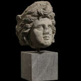 AN ETRUSCAN NENFRO FEMALE HEAD - Foto 3