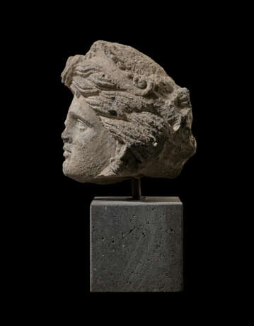 AN ETRUSCAN NENFRO FEMALE HEAD - Foto 4