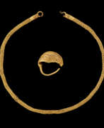 Iran. AN ACHAEMENID GOLD EARRING AND CHAIN