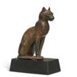 AN EGYPTIAN BRONZE CAT - Prix ​​des enchères