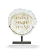 Verre. A ROMAN INSCRIBED GOLD GLASS VESSEL BASE