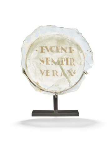 A ROMAN INSCRIBED GOLD GLASS VESSEL BASE - фото 1