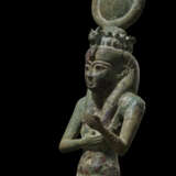 AN EGYPTIAN BRONZE SEATED ISIS - фото 2