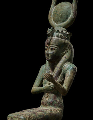 AN EGYPTIAN BRONZE SEATED ISIS - фото 2