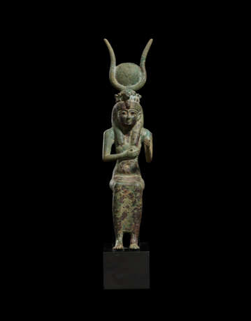 AN EGYPTIAN BRONZE SEATED ISIS - фото 3