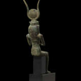 AN EGYPTIAN BRONZE SEATED ISIS - фото 4